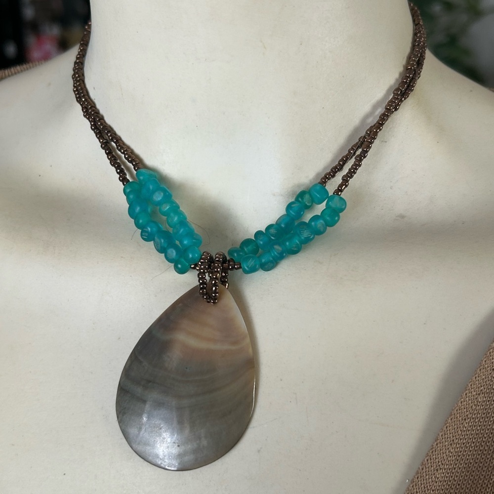 Vintage Seashell Pendant Necklace